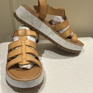 Universal Thread womens leather like strap buckle platform sandals size 10 camel